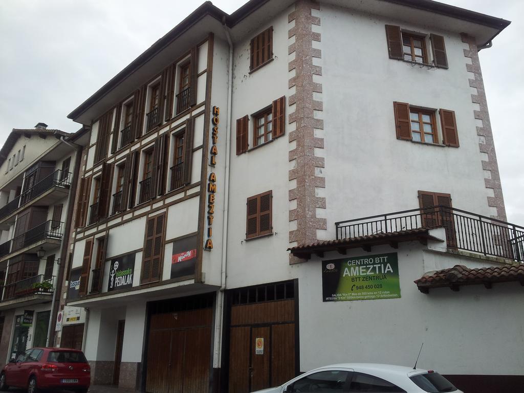 Hostal Ameztia ドネステベ/サンテステバン エクステリア 写真
