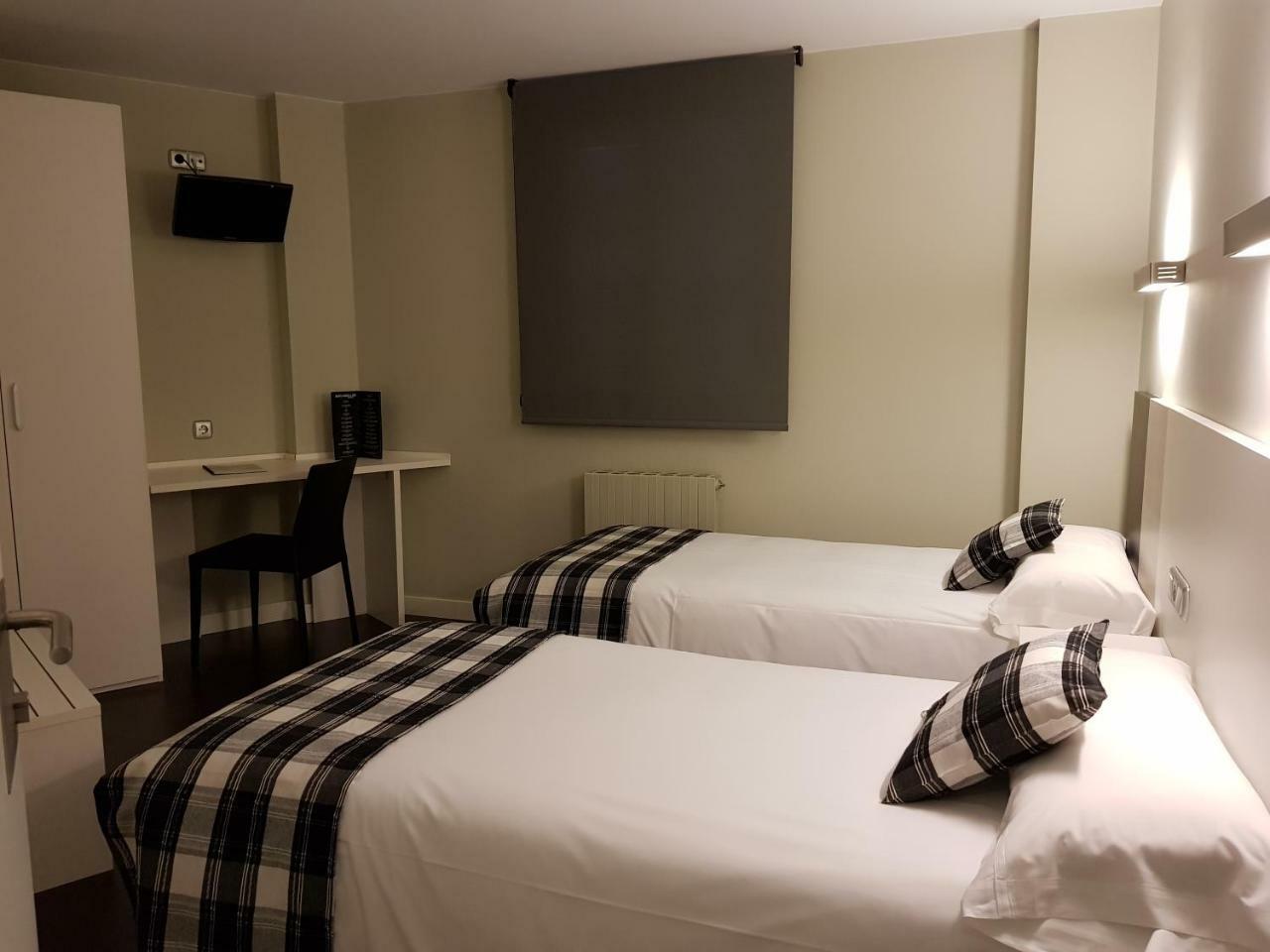 Hostal Ameztia ドネステベ/サンテステバン エクステリア 写真